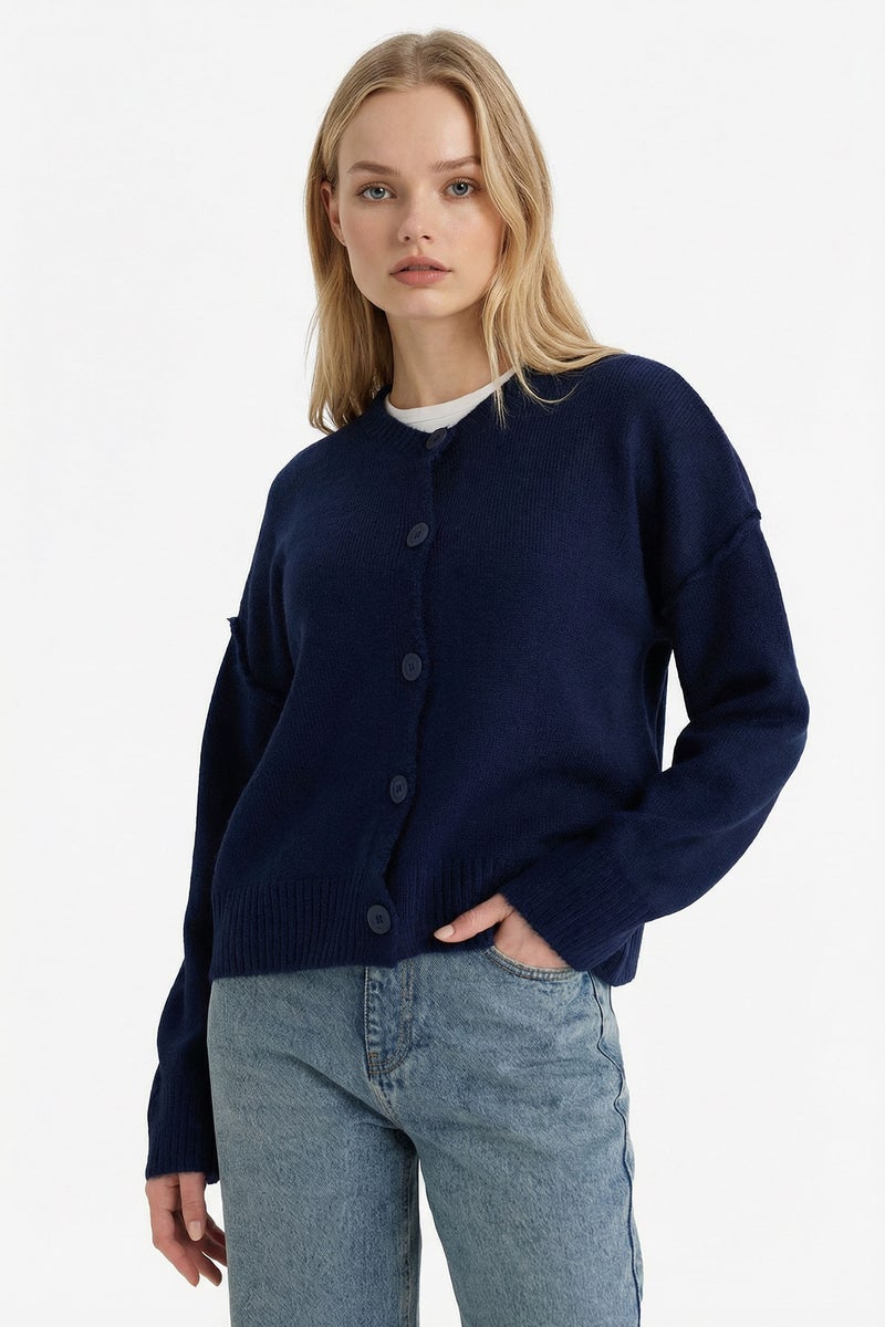 ديفاكتو كارديجان قصة عادية برقبة مستديرة وأزرار - Image 1